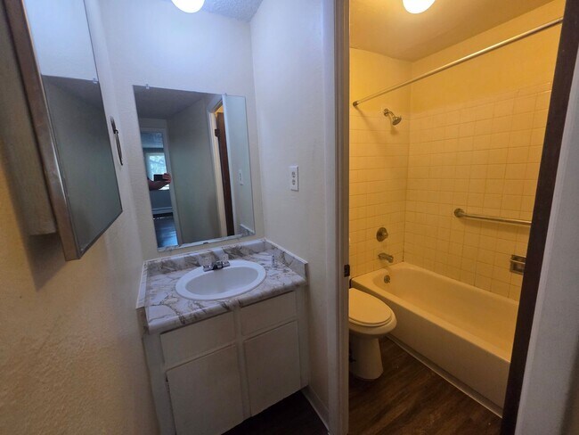 Foto del edificio - 1 Bed / 1 Bath Condo in Prime Denver Location – Pool + On-Site Laundry