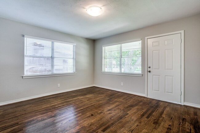 Building Photo - Beautiful duplex in Bishop Arts District