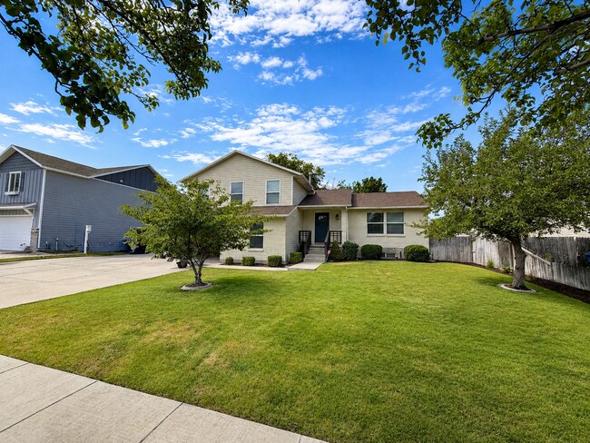 Foto del edificio - Spacious 5-Bedroom Sandy Home with Large Fenced Yard
