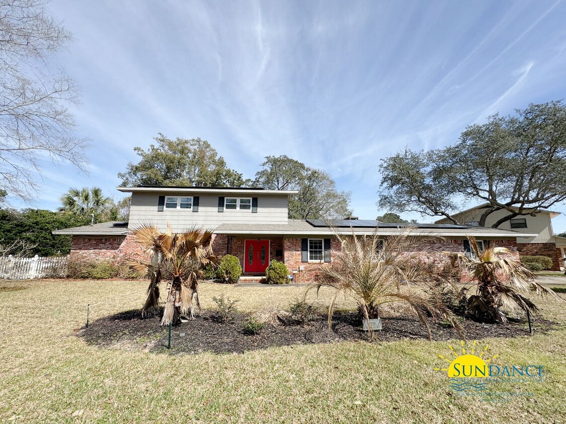 Primary Photo - Stunning 4-Bedroom Home in Kenwood – Perfe...