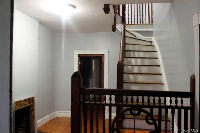 Building Photo - 62 E Main St