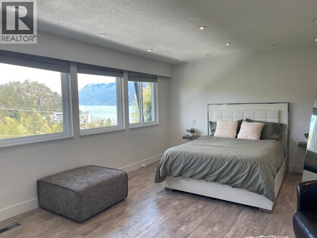 Photo du bâtiment - 6446 Marine Dr