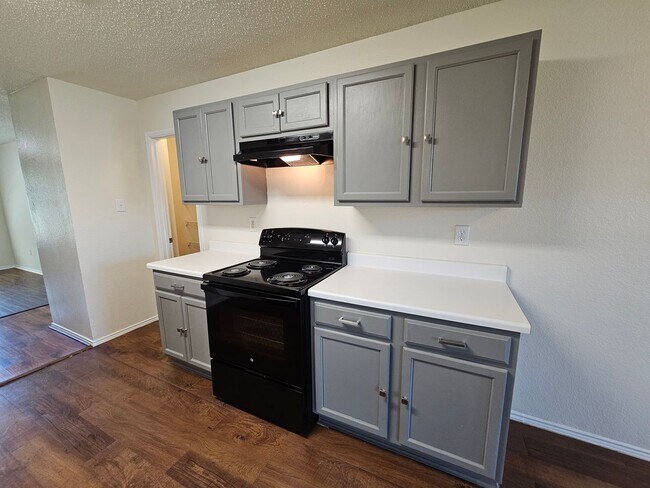 Building Photo - Beautiful home located in a well desired c...