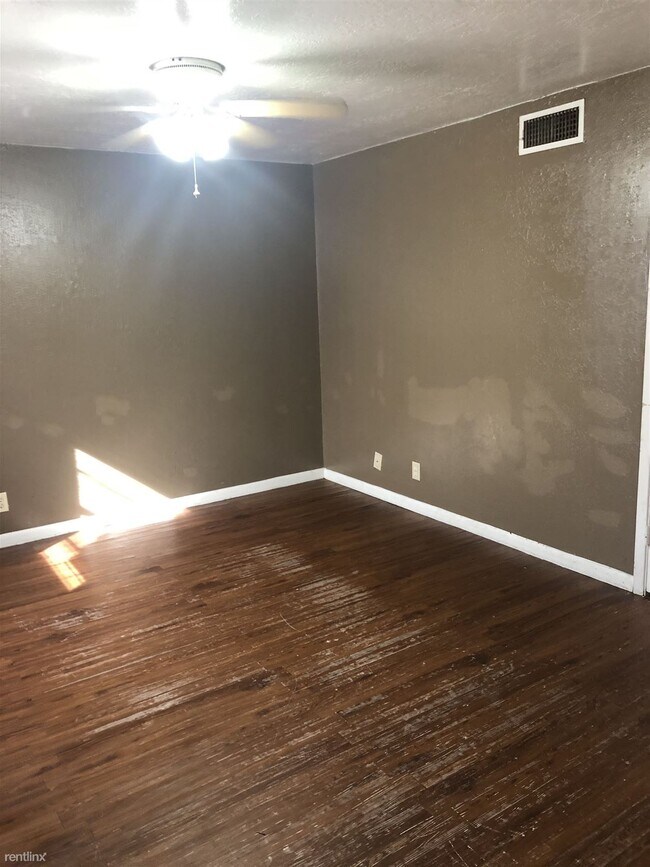 Foto del edificio - 2 br, 1 bath  - 2901 E Travis St B8