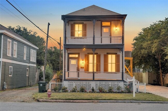 Building Photo - 614 11th St