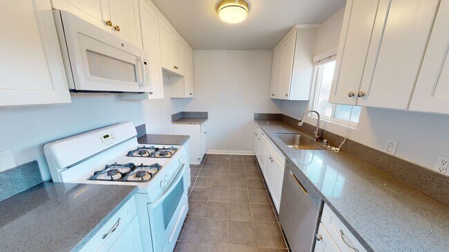 Interior Photo - 626 Kew St