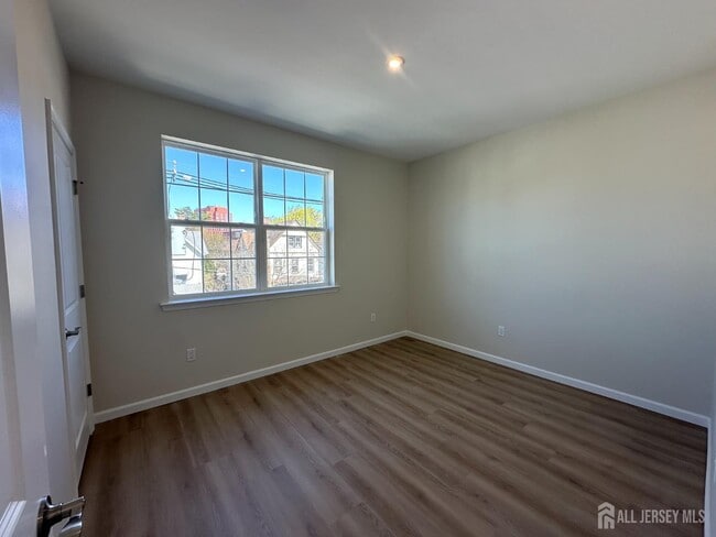 Building Photo - 88 Louis St