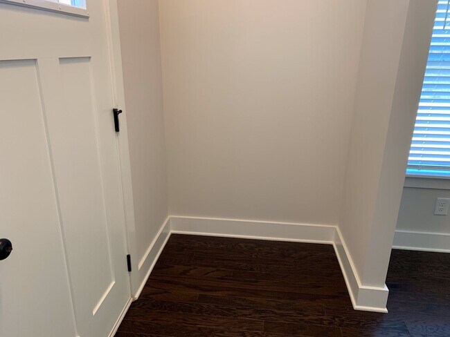 Foto del edificio - 3 Bedroom Home with 2 Car Attached Garage!