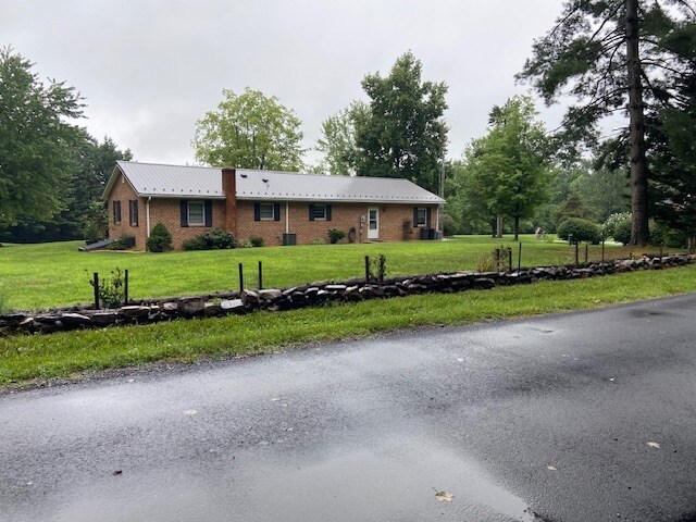 Building Photo - 13610 Westview Dr