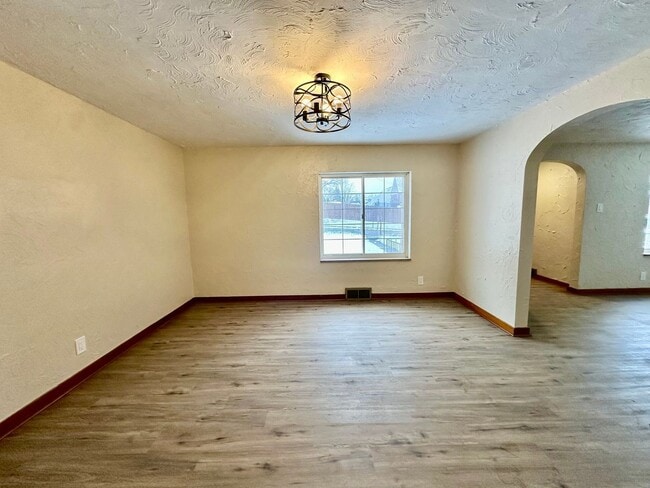 Building Photo - 533 Freeport Rd