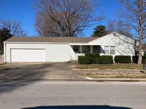 Building Photo - 1561 S Pickwick Ave