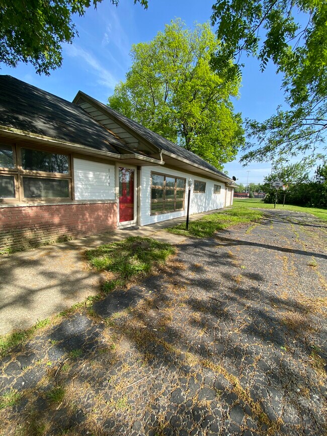 130 E Hoover Dr, Fort Wayne, IN 46816 House Rental in Fort Wayne, IN