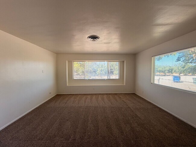 Building Photo - Country Style Living in Bakersfield
