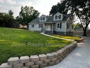 Building Photo - 2208 Sanderson Rd