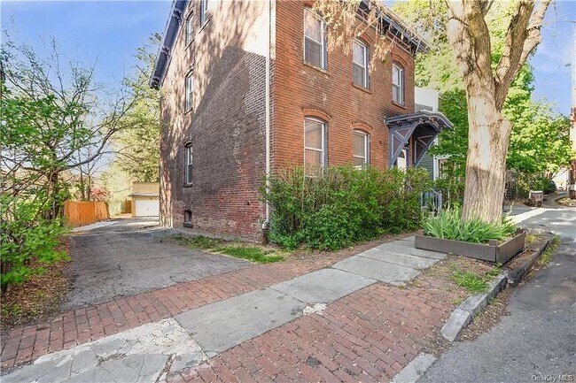 Building Photo - 163 Union St