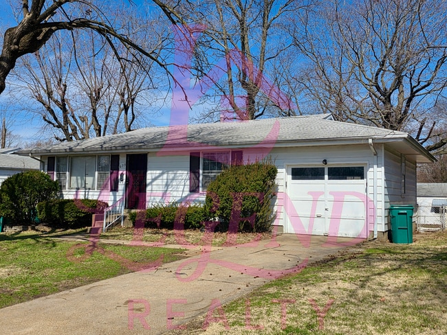 Move-In Ready 2 Bed Home with Sunroom, Garage & Fenced Yard - Move-In Ready 2 Bed Home with Sunroom, Garage & Fenced Yard