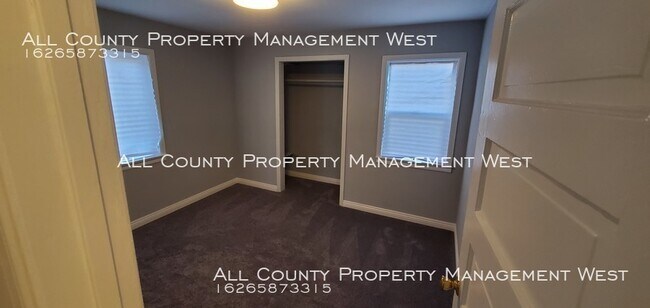 Building Photo - 2 bedroom 1 bath duplex for rent.