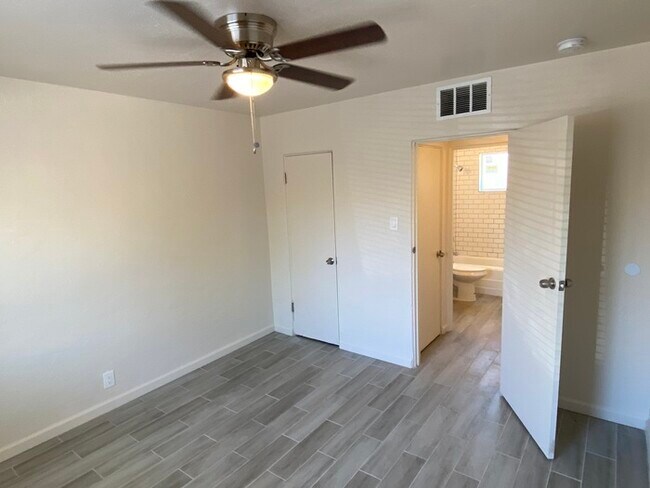 Building Photo - Gorgeous 1BR 1BA Phoenix Unit!