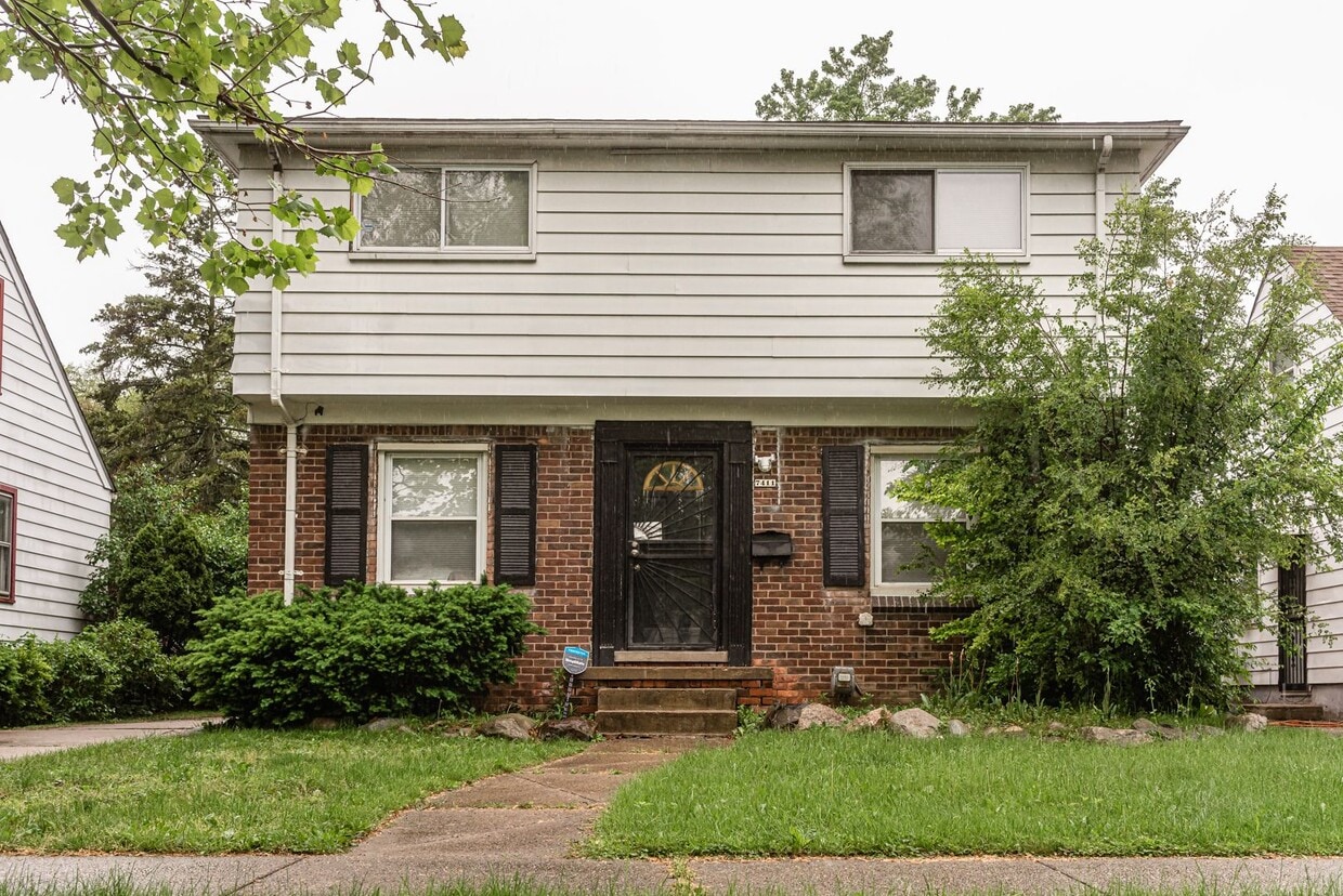 Foto principal - $1,500 -Renovated 4 Bed 2 Bath Near Dearbo...