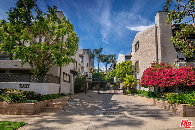 Foto del edificio - 1937 S Beverly Glen Blvd