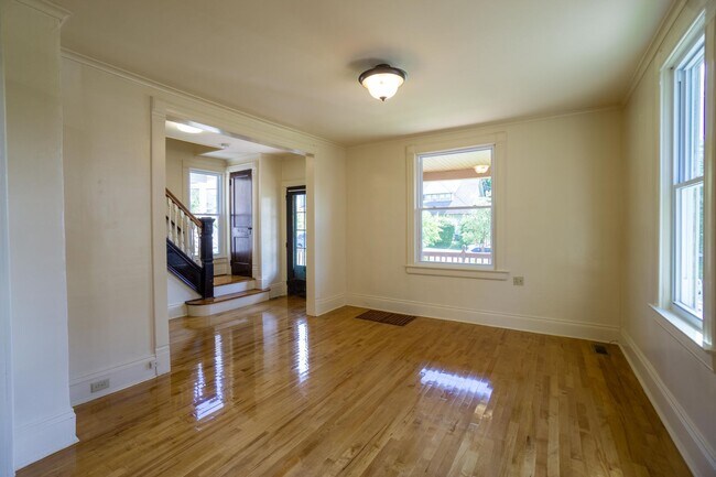 Building Photo - 340 Roosevelt Ave
