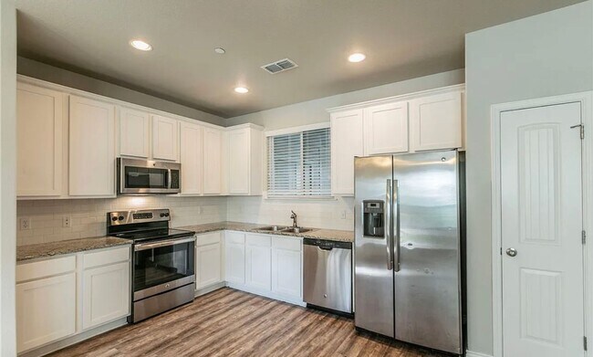 Foto del edificio - AVAILABLE NOW - Cozy Temple Townhome