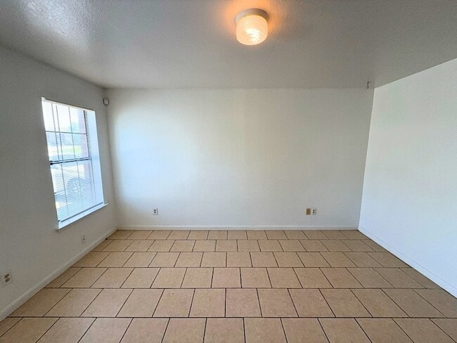 Photo - 807 W Walnut Street Unit C4 Apartment