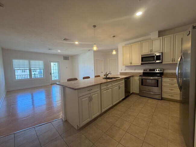 Foto del edificio - Danvers Updated 3 Bed 2 Bath | Top Floor Condo | Avail Now