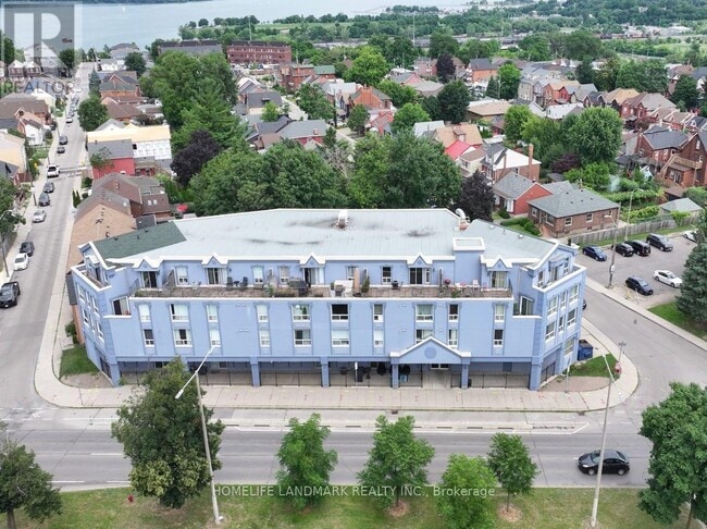 Photo du bâtiment - 400 York Blvd