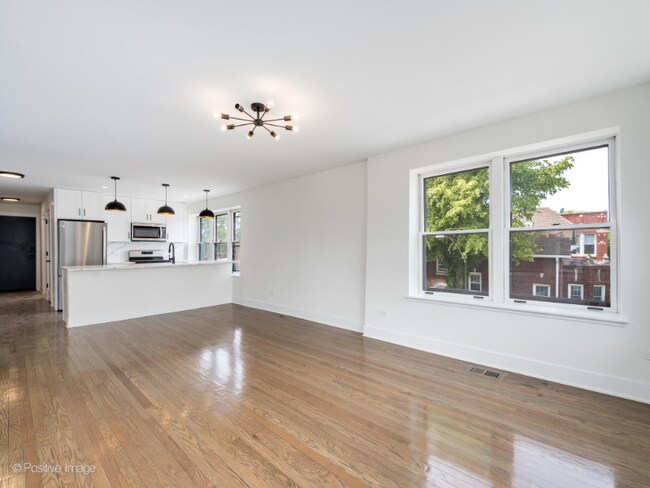 Foto del edificio - 3557 N Bell Ave