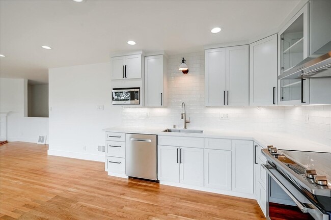 Building Photo - Light Filled Newly Remodeled Home w/ Fanta...