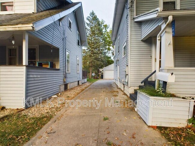 Building Photo - 2209 26th St SW