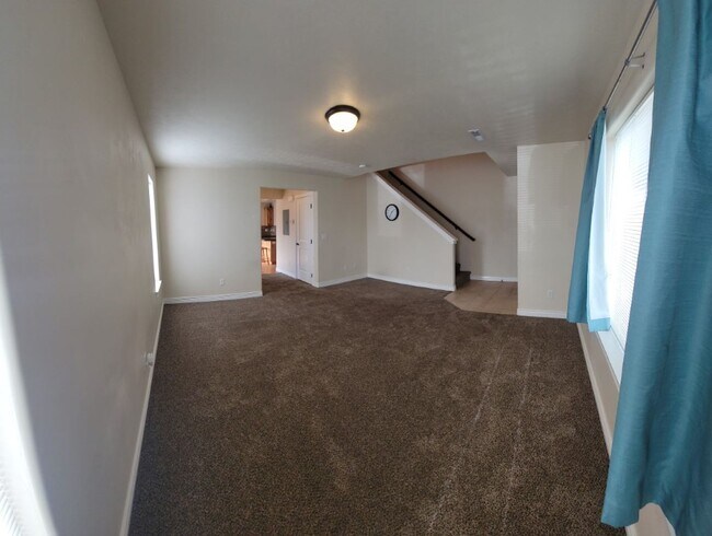Foto del edificio - 3 bed, 1.5 bath End Unit in The Meadows To...