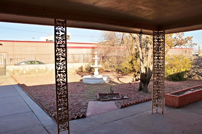 Building Photo - Spacious home Move-In Ready