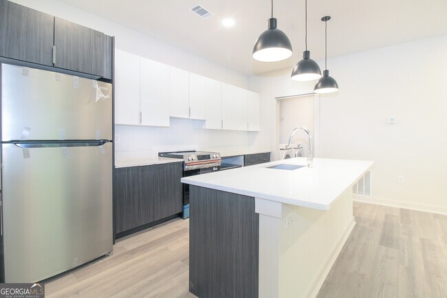 Building Photo - 240 Martha Dr