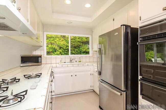Building Photo - 445 Avenida Primavera