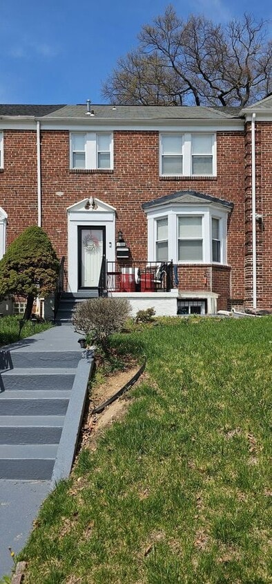 Primary Photo - 1528 Roundhill Rd