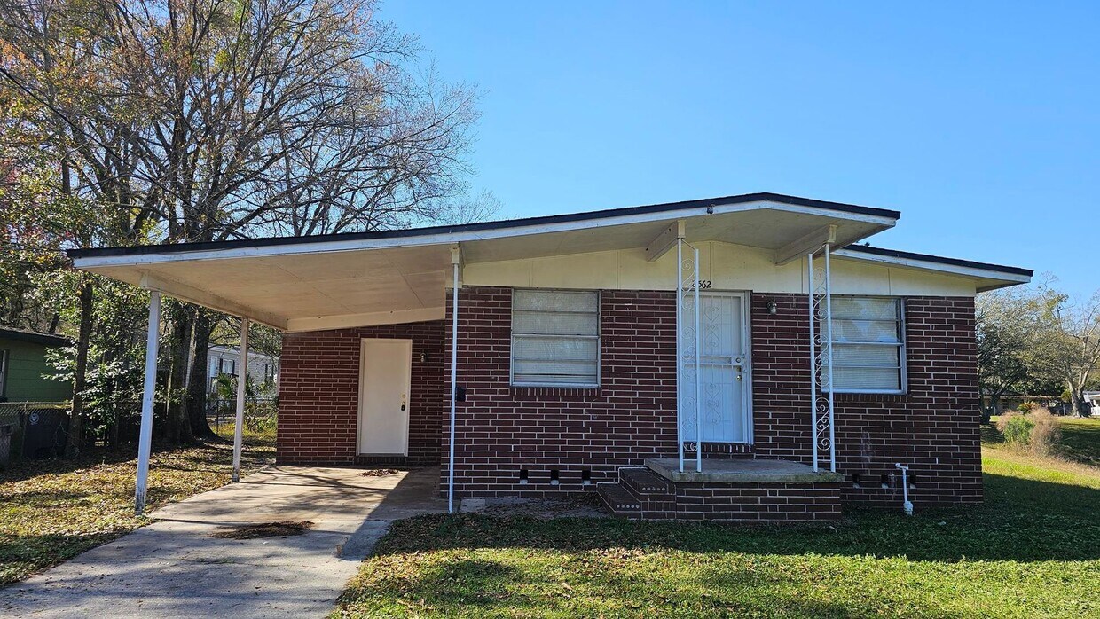 Primary Photo - 2562 Rickenbacker St