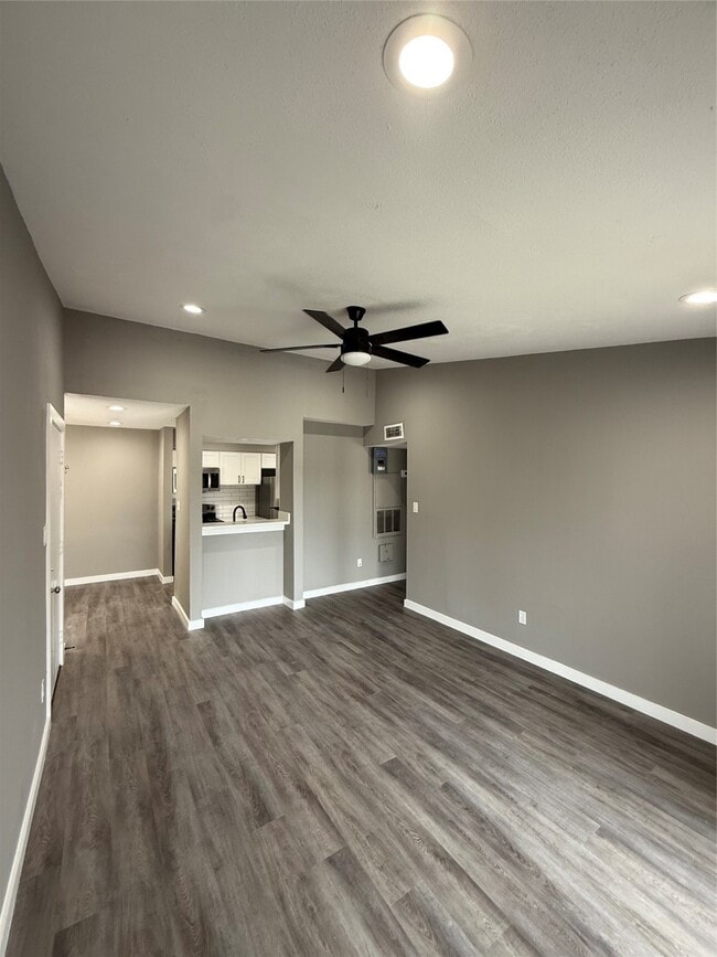 Foto del edificio - 3300 Pebblebrook Dr