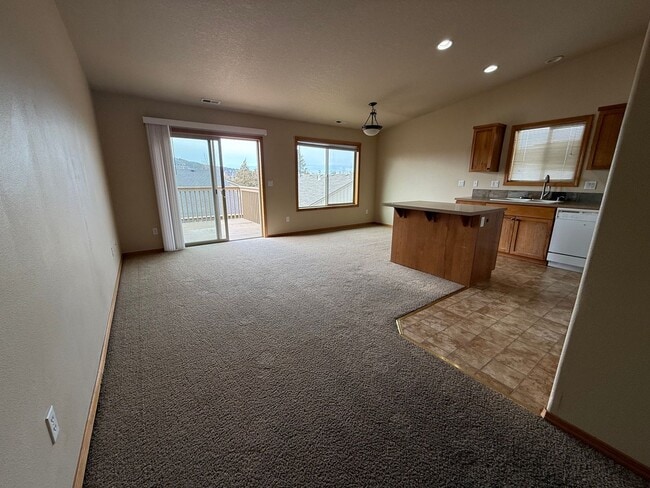 Foto del edificio - 3 Bed/2.5 Bath Townhome in NE Bend - Mountain Views!
