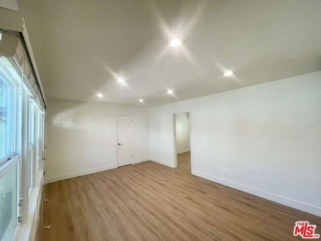 Foto del edificio - 4441 Tujunga Ave