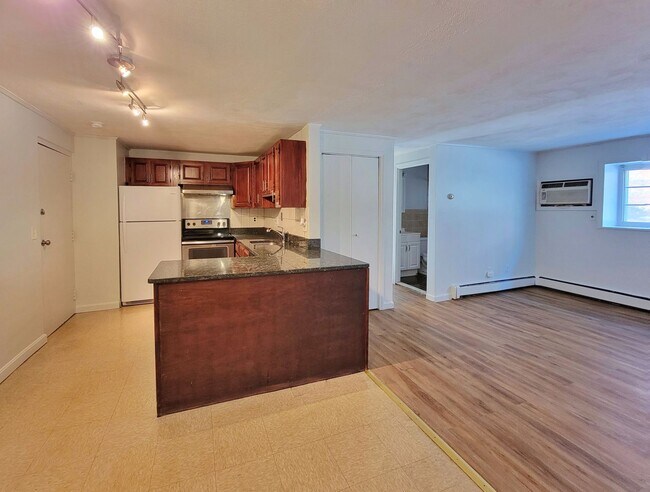 Foto del edificio - Heat, hot water and parking included! Cozy...