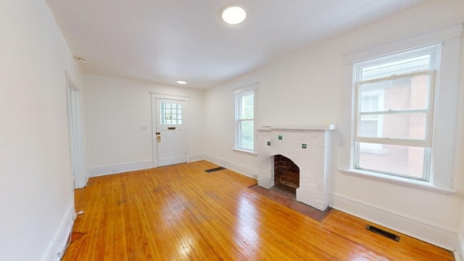 Photo du bâtiment - NEWLY RENOVATED 2BD+DEN IN OLD SOUTH LONDON