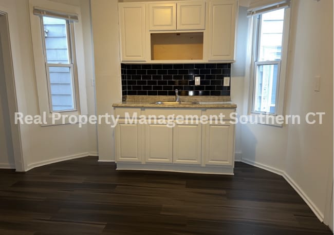 Building Photo - 2 Bedroom and 1 Full bath apartment
