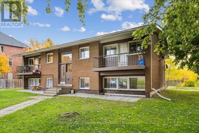Photo du bâtiment - 2350-2350 Queensway Dr