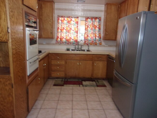 Foto del edificio - Southwest Corner of Lompoc