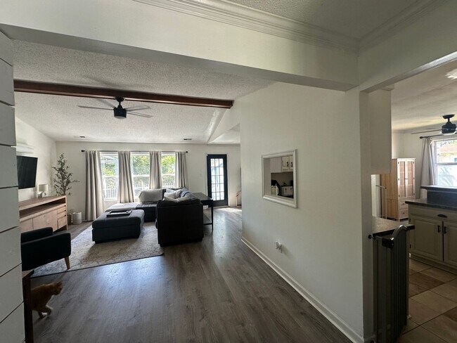Building Photo - 3BR / 2BA with Garage Close to Dam Neck in...