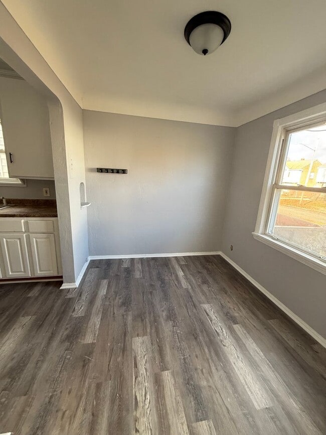 Building Photo - 3bd Single S. Euclid Cash Pay/Section 8