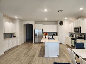 Building Photo - 1007 Marigold St