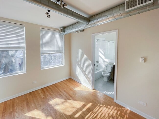 Building Photo - 2510 W Leland Ave